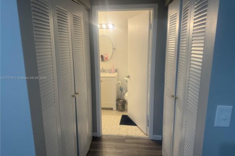 Condo in Hialeah, Florida, 3 bedrooms  № 1692933 - photo 17