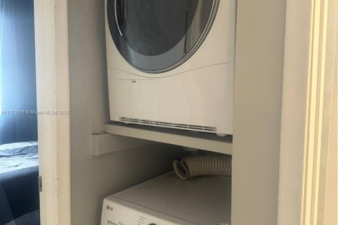 Condo in Hialeah, Florida, 3 bedrooms  № 1692933 - photo 26