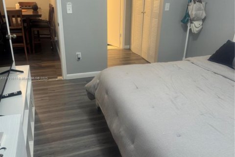 Condo in Hialeah, Florida, 3 bedrooms  № 1692933 - photo 13