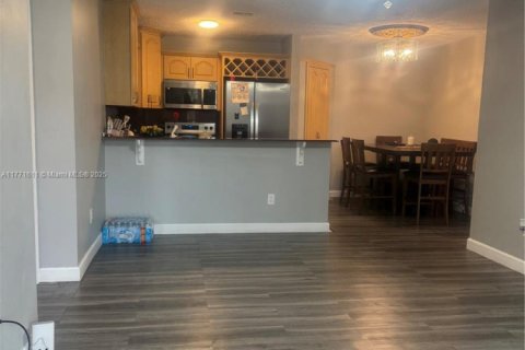 Condo in Hialeah, Florida, 3 bedrooms  № 1692933 - photo 5