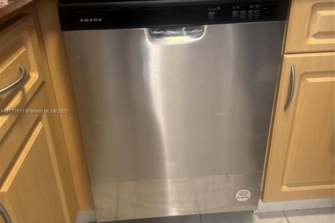 Condo in Hialeah, Florida, 3 bedrooms  № 1692933 - photo 9