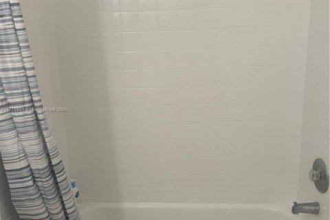 Condo in Hialeah, Florida, 3 bedrooms  № 1692933 - photo 20