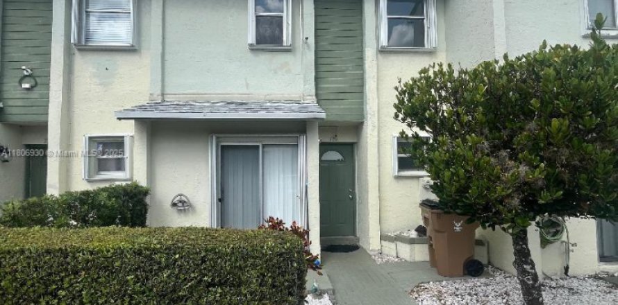 Townhouse in Deerfield Beach, Florida 2 bedrooms, 104.24 sq.m. № 1739360