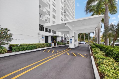 Condo in Aventura, Florida, 1 bedroom  № 1949430 - photo 18