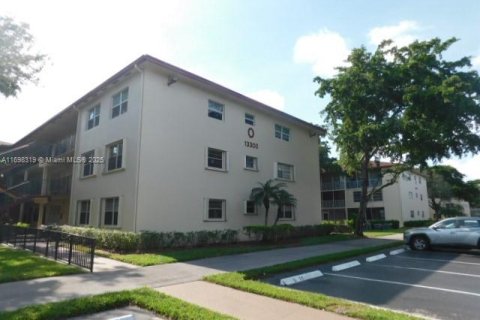 Condo in Pembroke Pines, Florida, 1 bedroom  № 1874571 - photo 1