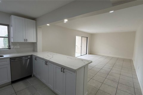 Condominio en alquiler en Miami, Florida, 1 dormitorio, 75.16 m2 № 2426044 - foto 3