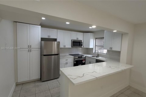 Condominio en alquiler en Miami, Florida, 1 dormitorio, 75.16 m2 № 2426044 - foto 2