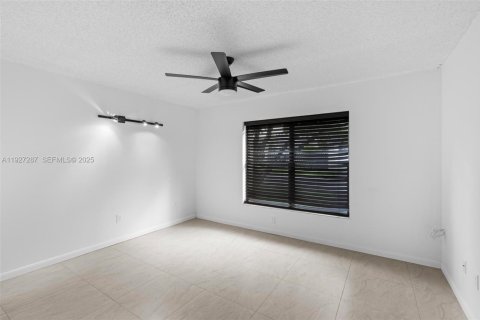 Villa ou maison à louer à Miami, Floride: 3 chambres, 178.28 m2 № 1987405 - photo 24