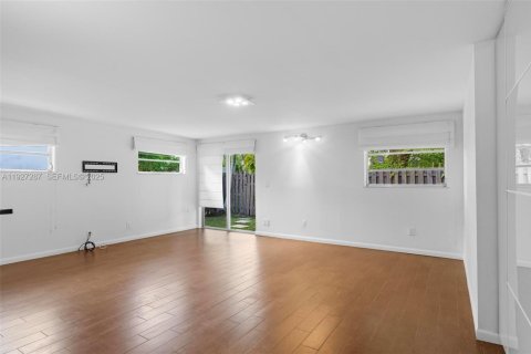 Villa ou maison à louer à Miami, Floride: 3 chambres, 178.28 m2 № 1987405 - photo 13