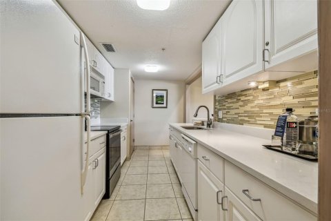 Condo in Palm Harbor, Florida, 2 bedrooms  № 1379543 - photo 7