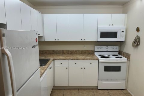 Снять в аренду кондоминиум в Майами, Флорида 2 спальни, 74.69м2, № 2050788 - фото 13