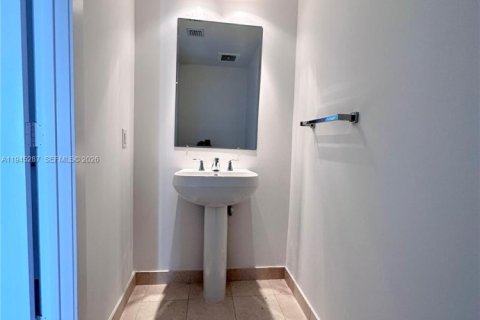 Condo in Miami, Florida, 1 bedroom  № 2002278 - photo 3