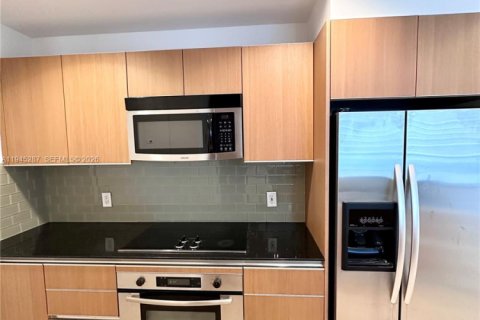 Condo in Miami, Florida, 1 bedroom  № 2002278 - photo 7