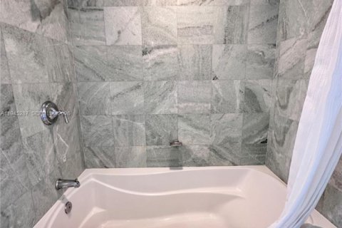 Condo in Miami, Florida, 1 bedroom  № 2002278 - photo 24