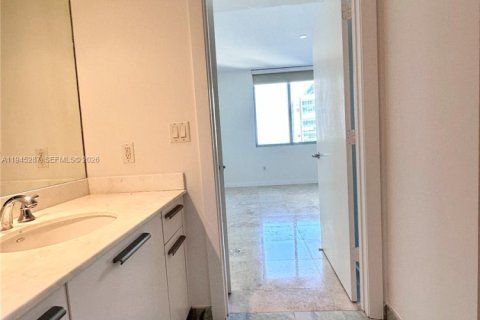 Condo in Miami, Florida, 1 bedroom  № 2002278 - photo 25