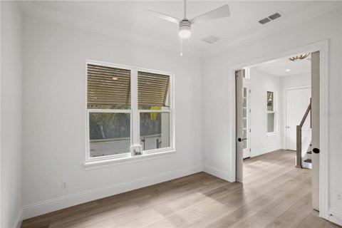 House in Apopka, Florida 6 bedrooms, 317.08 sq.m. № 2126203 - photo 4