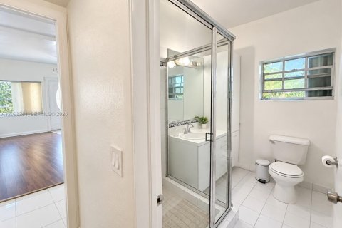 House in North Miami Beach, Florida 3 bedrooms, 173.17 sq.m. № 2381541 - photo 16