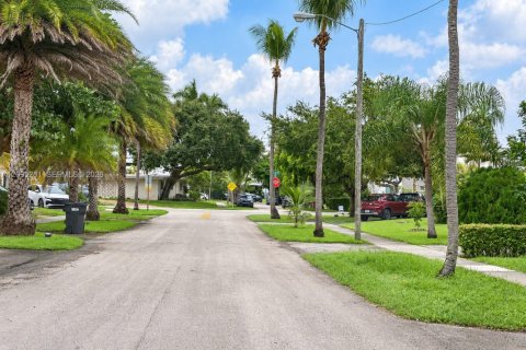 House in North Miami Beach, Florida 3 bedrooms, 173.17 sq.m. № 2381541 - photo 5