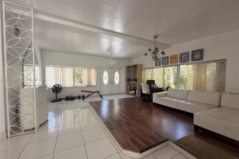 House in North Miami Beach, Florida 3 bedrooms, 173.17 sq.m. № 2381541 - photo 10