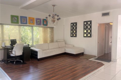 House in North Miami Beach, Florida 3 bedrooms, 173.17 sq.m. № 2381541 - photo 12