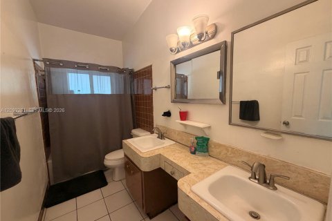House in North Miami Beach, Florida 3 bedrooms, 173.17 sq.m. № 2381541 - photo 24