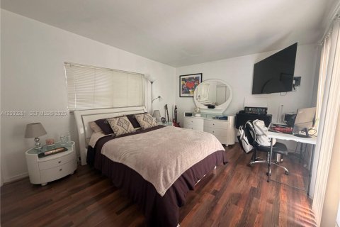 House in North Miami Beach, Florida 3 bedrooms, 173.17 sq.m. № 2381541 - photo 13