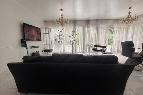 House in North Miami Beach, Florida 3 bedrooms, 173.17 sq.m. № 2381541 - photo 8