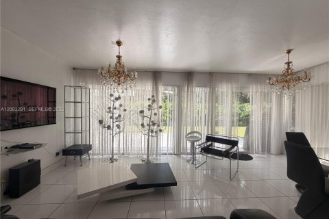 House in North Miami Beach, Florida 3 bedrooms, 173.17 sq.m. № 2381541 - photo 9