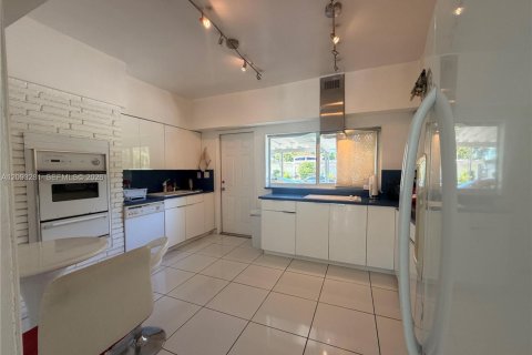 House in North Miami Beach, Florida 3 bedrooms, 173.17 sq.m. № 2381541 - photo 17