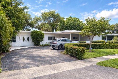 House in North Miami Beach, Florida 3 bedrooms, 173.17 sq.m. № 2381541