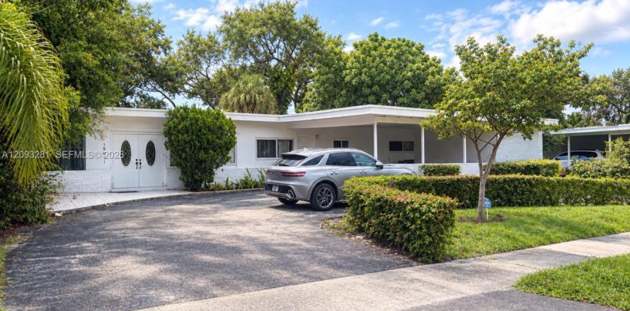 House in North Miami Beach, Florida 3 bedrooms, 173.17 sq.m. № 2381541