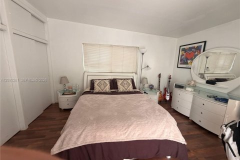 House in North Miami Beach, Florida 3 bedrooms, 173.17 sq.m. № 2381541 - photo 14