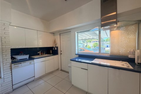 House in North Miami Beach, Florida 3 bedrooms, 173.17 sq.m. № 2381541 - photo 19