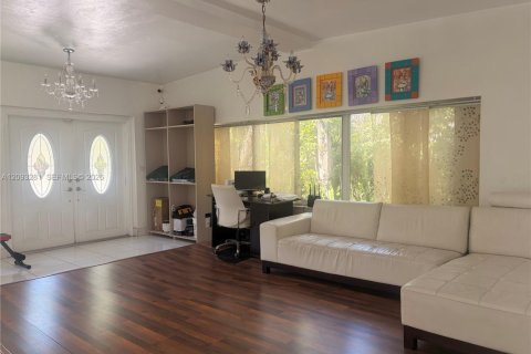 House in North Miami Beach, Florida 3 bedrooms, 173.17 sq.m. № 2381541 - photo 11