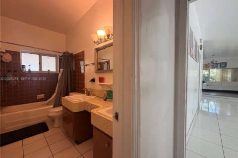 House in North Miami Beach, Florida 3 bedrooms, 173.17 sq.m. № 2381541 - photo 23