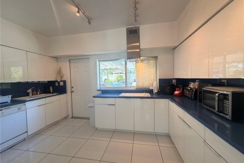 House in North Miami Beach, Florida 3 bedrooms, 173.17 sq.m. № 2381541 - photo 18
