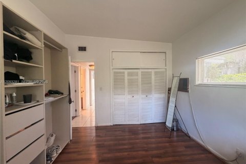 House in North Miami Beach, Florida 3 bedrooms, 173.17 sq.m. № 2381541 - photo 27