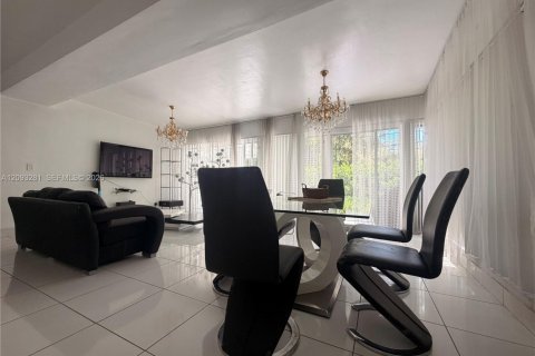 House in North Miami Beach, Florida 3 bedrooms, 173.17 sq.m. № 2381541 - photo 7