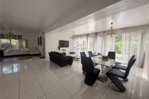 House in North Miami Beach, Florida 3 bedrooms, 173.17 sq.m. № 2381541 - photo 6
