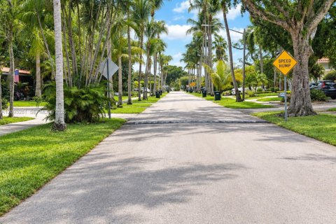 House in North Miami Beach, Florida 3 bedrooms, 173.17 sq.m. № 2381541 - photo 2