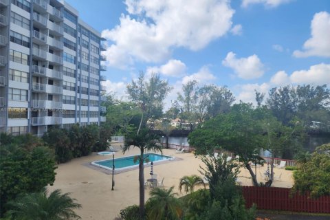 Condo in Miami, Florida, 2 bedrooms  № 1867448 - photo 1