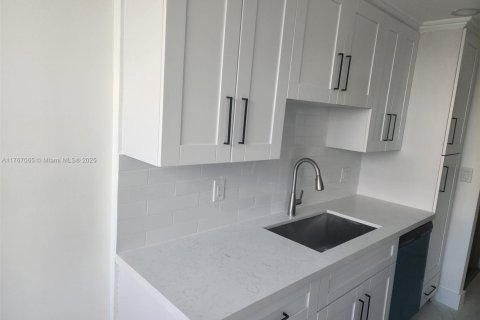 Condo in Miami, Florida, 2 bedrooms  № 1867448 - photo 4
