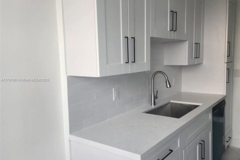 Condo in Miami, Florida, 2 bedrooms  № 1867448 - photo 3
