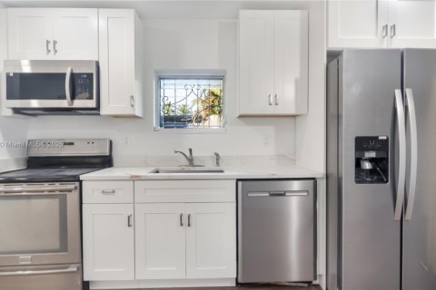 Casa en venta en Pompano Beach, Florida, 4 dormitorios, 140.1 m2 № 1948272 - foto 11