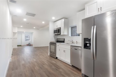 Casa en venta en Pompano Beach, Florida, 4 dormitorios, 140.1 m2 № 1948272 - foto 12