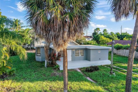 Casa en venta en Pompano Beach, Florida, 4 dormitorios, 140.1 m2 № 1948272 - foto 1