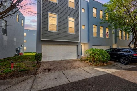 Townhouse in Tampa, Florida 3 bedrooms, 199.74 sq.m. № 2101973
