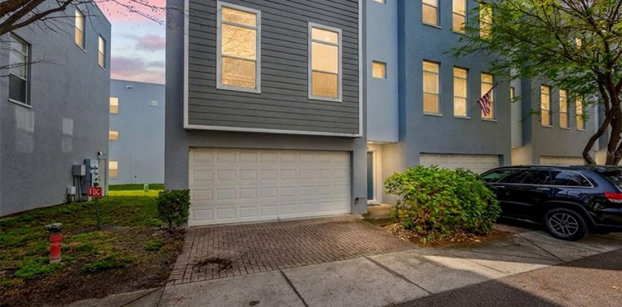 Townhouse in Tampa, Florida 3 bedrooms, 199.74 sq.m. № 2101973