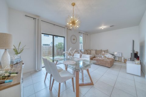 Townhouse in Homestead, Florida 3 bedrooms, 157.47 sq.m. № 1891617 - photo 11