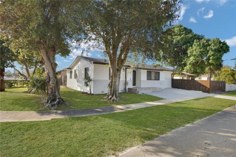 Villa ou maison à vendre à Hollywood, Floride: 4 chambres, 144.74 m2 № 2024251 - photo 17